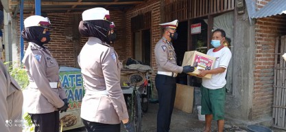 Satlantas Polres Tulungagung Bagikan Ratusan Paket Sembako