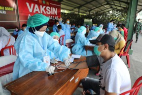 Vaksinasi Massal di Yon Arhanud-8, Bupati Gus Muhdlor Kerahkan 1.000 Relawan
