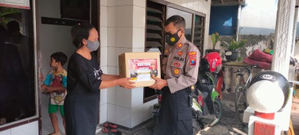 Polres Tulungagung Bagikan Puluhan Paket Sembako Untuk Warga Kurang Mampu
