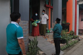 PKB Gresik Bagikan 1000 Paket Sembako Bagi Waga IsoMan 