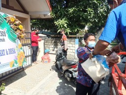 Bantu Warga Isoman, Anggota Polsek Manyar Blusukan ke Desa Sukomulyo