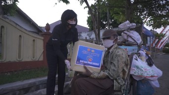 Terdampak Pandemi, 'Polisi Cepek' dan Tukang Becak di Tulungagung Dibantu Paket Sembako