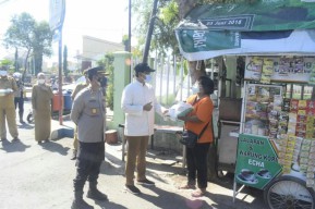 Melintas di Jalan, Gus Ipul Bagikan Beras ke PKL dan Tukang Becak
