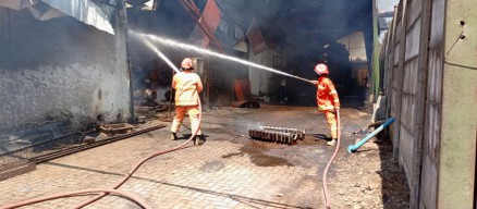 Sehari, Dua Kebakaran di Gresik Gudang milik PT SCM dan Rumah di Kecamatan Dukun 