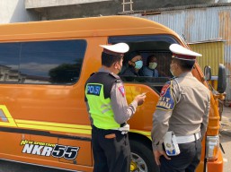 Nekat Nerobos Tanpa Surat Sehat, 10 Penumpang Travel Gelap Diputar Balik