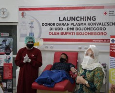 Bupati Anna Tinjau Langsung Kedatangan Alat Donor Plasma Konvalesen di UDD PMI Bojonegoro