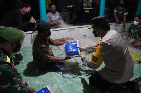 Polres Gresik Bagikan  Bansos Warga Terdampak Covid-19 di Malam Hari 