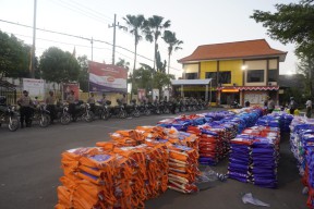 Sukseskan PPKM Level 4, Polres Bojonegoro Lepas 5.600 Paket Beras Untuk Masyarakat Tidak Mampu