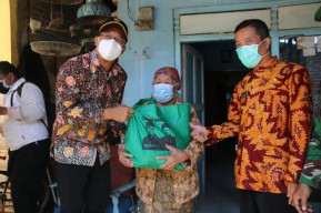 Bupati Gus Muhdlor Serahkan Bantuan ke Desa Ngarasrejo