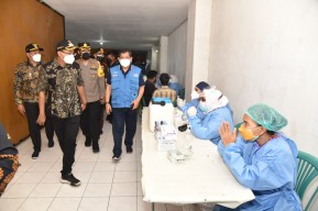 Bupati Gus Muhdlor bersama Forkopimda Tinjau Vaksinasi massal di GOR Delta Sidoarjo