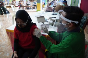 Percepat Program Vaksinasi, Polres Gresik Gelar Vaksin di Pondok