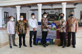Bantu Warga Terdampak Pandemi, Pengusaha Properti Sidoarjo Menyumbang 25 Ton Beras dan 1.000 Box Masker