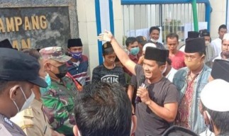 Kecewa, Warga Puluhan Desa Demo Puskesmas Jragon Sampang