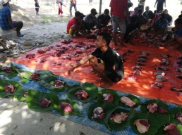 Kurangi Sampah Plastik, Warga Bawean Manfaatkan Daun Jati untuk Bungkus Daging