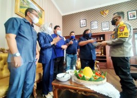 HUT Bhayangkara ke 75, Fraksi NasDem DPRD Kab. Pasuruan Berikan Surprise untuk Kapolres