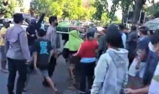 Antar Jenazah Covid-19 di Jember, Petugas Pemakaman Malah Dipukul Hingga Dilempar Batu
