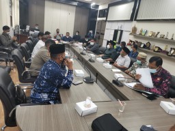 Hearing Pembatas Jalan Warga Manyar Komplek, DPRD Rekomendasi Pembatas Besi Buka Tutup