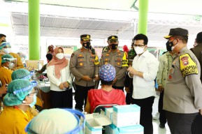 Tinjau Vaksinasi di Tuban dan Lamongan, Wagub Emil Bilang Begini   