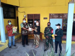Pantau 66 Warganya Yang Isoman, Kecamatan Cerme Gresik Pasok Obat dan Vitamin