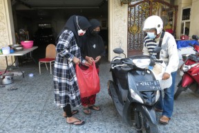 Anggota DPRD Sidoarjo ini Dirikan Dapur Umum untuk Warga yang Menjalani Isolasi Mandiri