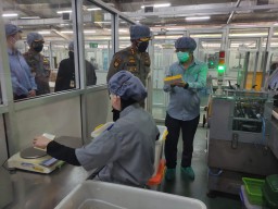 Pastikan Ketersediaan Obat dan Vitamin untuk Pasien Covid-19, Kapolresta Sidoarjo Cek Perusahaan Farmasi