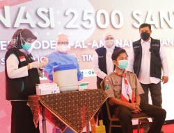 Gubernur Khofifah Tinjau Vaksinasi Santri di Ponpes Modern Al-Amanah Junwangi Sidoarjo