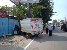 Ban Meletus, Mobil Box di Sidoarjo Tabrak Tiang, Sopir Meninggal di Lokasi