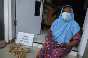 Satlantas Polresta Sidoarjo Bantu Nenek Umi , Penjual Peyek yang Mengeluh Sepi Pembeli