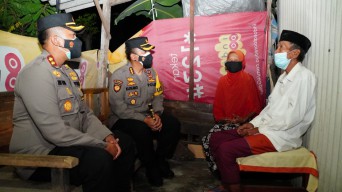 Door to door, Kapolresta Sidoarjo Salurkan Bantuan Sosial di Malam Hari