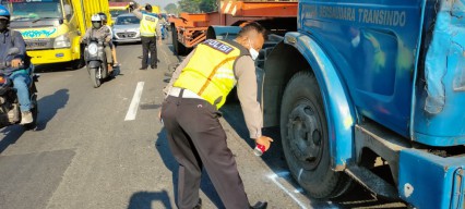 Senggolan, Pemotor  Asal Jombang Tewas Dilindas Truk Trailer