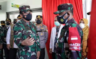 Percepat Tracing Warga Terpapar Covid-19, Panglima TNI Cek Penerapan Aplikasi Silacak dan Inarisk di Sidoarjo