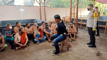 Polres Blitar Gelar Razia PPKM Pergoki Sabung Ayam Langsung Diobrak