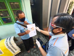 BST Diantar Petugas Pos Kediri Langsung Ke Rumah Penerima