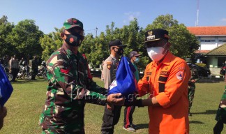 Hadapi Masa PPKM, Pemkab Ponorogo dan Korem 081 Bagikan 49 Ton Beras ke Warga