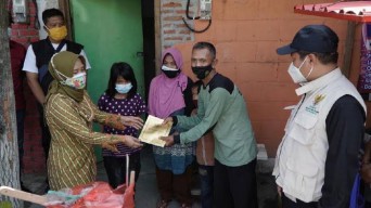 Keliling Serahkan Bantuan, Wali Kota Mojokerto Pastikan Tidak Salah Sasaran