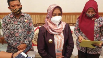 Wali Kota Mojokerto Datangi Rumah Warganya dan Bagikan Vitamin