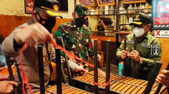 Pimpin Razia PPKM, Wali Kota Malang Kukuti Meja Kursi Rumah Makan
