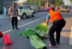 Kendarai Motor Matic, Emak Mojokerto Ini  Nyungsep Cium Aspal Nyawanya Melayang