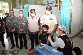 Targetkan 70 Persen Populasi Tervaksin, Vaksinasi Pelajar Lamongan Terus Berjalan