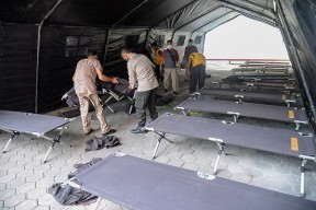 Polres Madiun Bantu Dirikan Tenda Bantuan di RSUD Dr Soedono