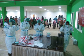 Karyawan RSI Siti Hajar Sidoarjo Adu Cepat Memakai APD, Ada Apa ?