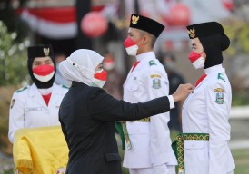 Kukuhkan Paskibraka Jatim, Khofifah Minta Jaga Merah Putih untuk Indonesia Tangguh