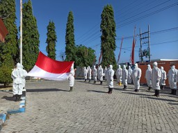 Sebelum Lakukan Pemakaman Pasien Covid-19, Petugas di Ponorogo Gelar Upacara Kemerdekaan ke-76