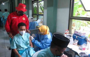 2.000 Santri Ponpes Bumi Sholawat Terima Vaksin dari BIN Jatim