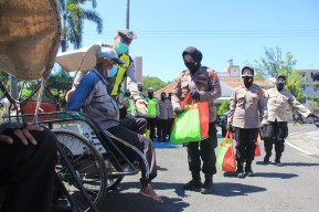 Momen Polwan Surabaya Saat Bertemu Tukang Becak