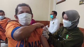 250 Tahanan Polda Jatim Jalani Vaksinasi Tahap Pertama
