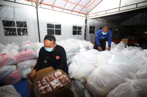 ASN Pemkot Surabaya Sisihkan Gaji Bantu Warga Terdampak Pandemi