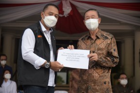 Bantu Pemkot Surabaya, PT Hartono Wira Tanik Serahkan Uang Tunai Rp 2 Miliar