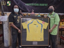 Lelang Jersey Legenda Persebaya Mat Halil Laku Rp 130 Juta, Dananya Untuk Bantu Warga Terdampak Pandemi