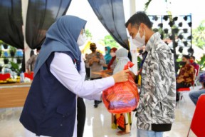 Pemandu Wisata di Kawah Ijen Terima Sembako dari Bupati Ipuk